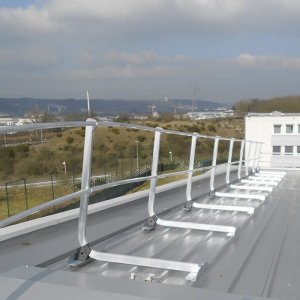 VERTIC GUARD RAIL ON STEEL DECK