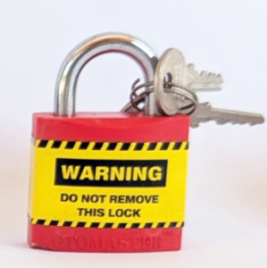 ULPP-SS-R Ultimate Padlock, c/w Short S/Steel Shackle, 3/4″. Brass Body & Epoxy Painted. Keyed Different. Includes 3 keys. Colour : Red